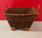 Leuke oude rieten mand met wielen, Ophalen, Gebruikt, Mand, Riet