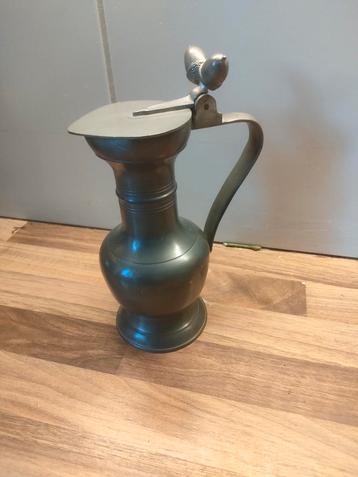 Tinnen kan met deksel beschikbaar voor biedingen
