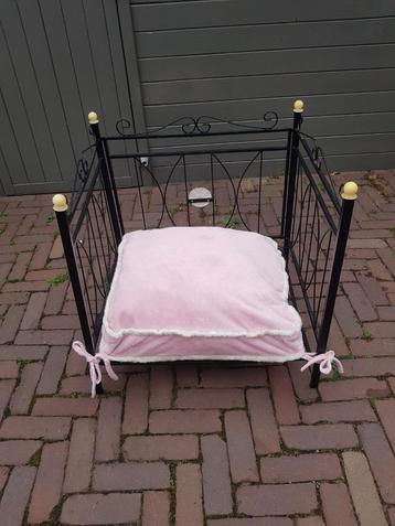 hondenbed / mand beschikbaar voor biedingen