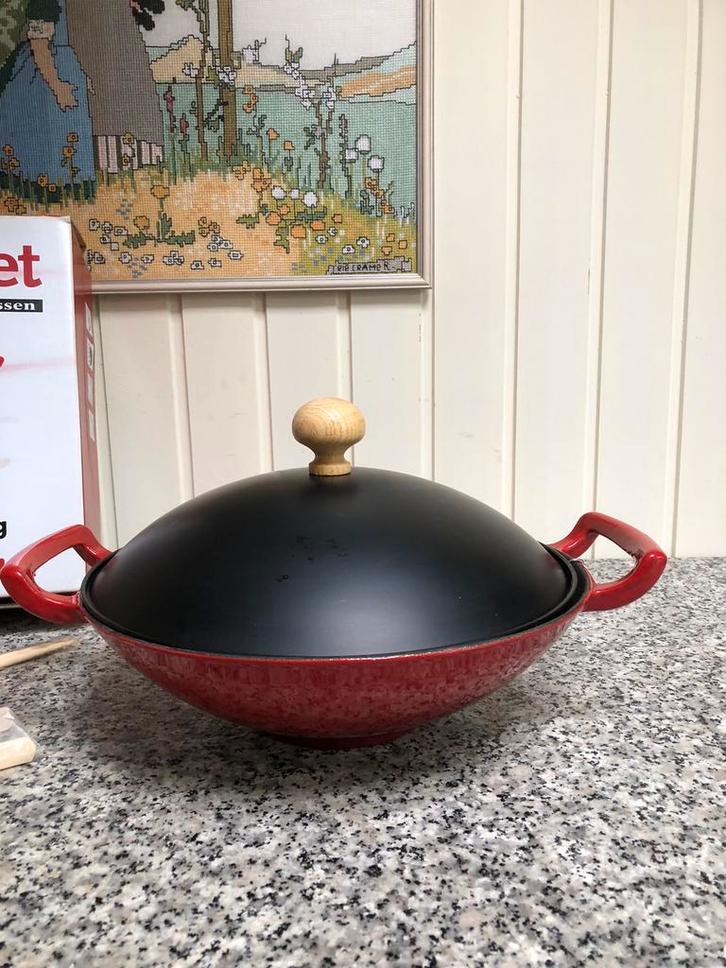 Wokpan geëmailleerd gietijzer met deksel, Huis en Inrichting, Keuken | Potten en Pannen, Wok, Gietijzer, Ophalen of Verzenden