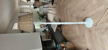 Vloerlamp met rieten kap beschikbaar voor biedingen