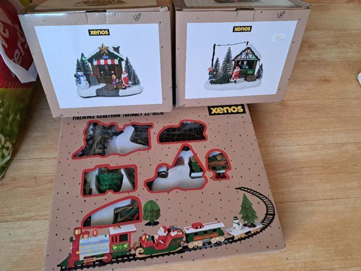 Xenos twee kersthuizen met lichtjes en trein, Diversen, Kerst, Gebruikt, Ophalen