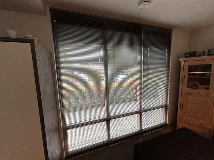 Luxaflex jaloezieën kleur graniet grijs, Huis en Inrichting, Stoffering | Gordijnen en Lamellen, Zo goed als nieuw, 200 cm of meer