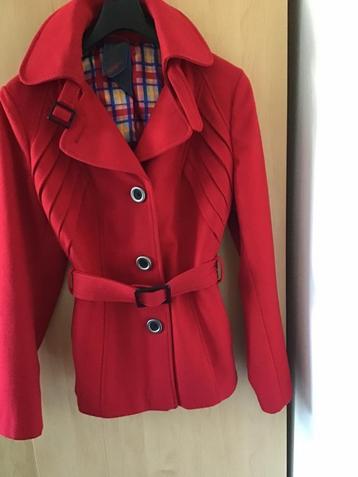 Rood winterjasje beschikbaar voor biedingen