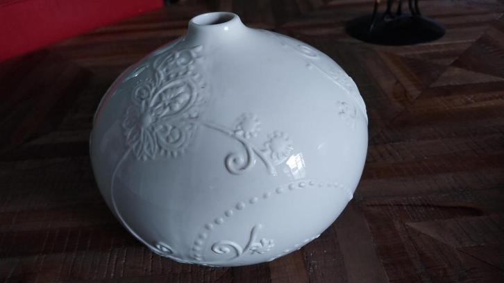 Vaas VT Wonen wit, Huis en Inrichting, Woonaccessoires | Vazen, Nieuw, Wit, Minder dan 50 cm, Aardewerk of Porselein, Ophalen of Verzenden