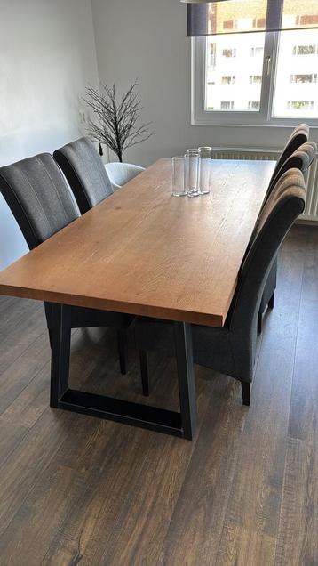 Eettafel van hardhout met 5 stoelen beschikbaar voor biedingen