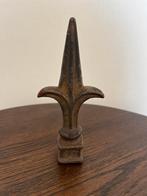 Oude smeedijzeren sierpunt of piek van een hekwerk of poort., Tuin en Terras, Ophalen, Gebruikt, IJzer, Sierhekwerk