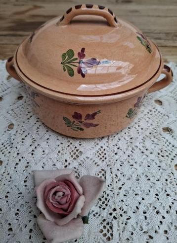 Kleine Franse keramieke terrine met bloemen beschikbaar voor biedingen