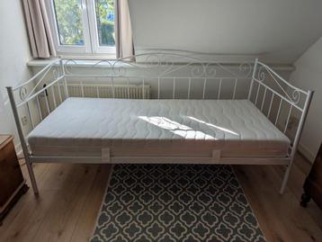  Eenpersoonsbed wit metaal met matras sierlijk frame beschikbaar voor biedingen