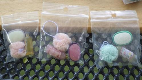 Poppenhuis: Verzorgings Setje voor in de Badkamer, Verzamelen, Poppenhuizen en Toebehoren, Nieuw, Poppenhuis, Ophalen of Verzenden
