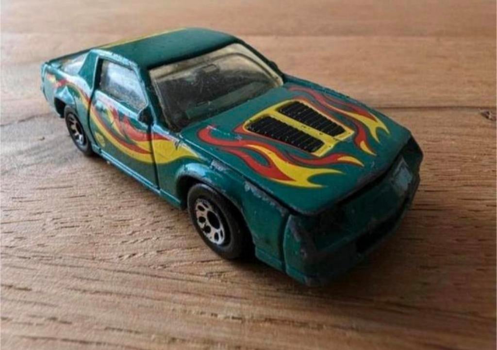 Matchbox Camaro IROC-Z Z28 (1985) – BP SuperSport uitvoering, Hobby en Vrije tijd, Modelauto's | Overige schalen, Gebruikt, Auto
