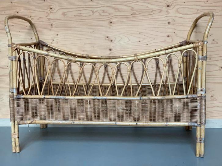 Rotan Baby bedje ledikantje, Antiek en Kunst, Antiek | Meubels | Bedden, Ophalen of Verzenden