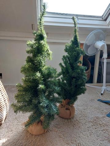 2 Kleine Kunst Kerstboompjes beschikbaar voor biedingen