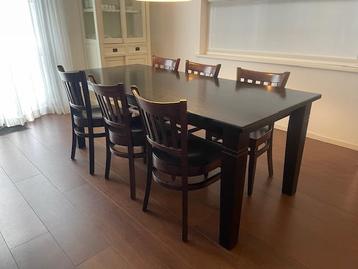 Houten eettafel met 8 stoelen