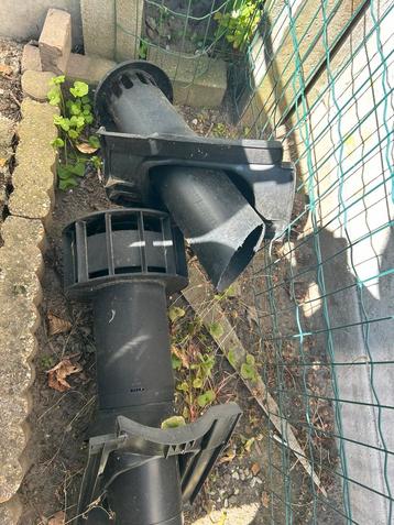 Dakdoorvoer met pan, ventilatiekanaal.  beschikbaar voor biedingen