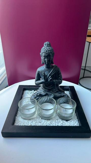 Boeddha beeld met plateau, kaarshouders en steentjes beschikbaar voor biedingen