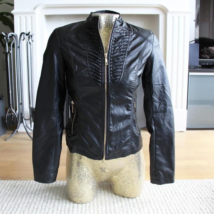 Mila Store Leather Look Jas (S) € 25,-, Kleding | Dames, Jassen | Zomer, Zo goed als nieuw, Maat 36 (S), Zwart, Ophalen of Verzenden