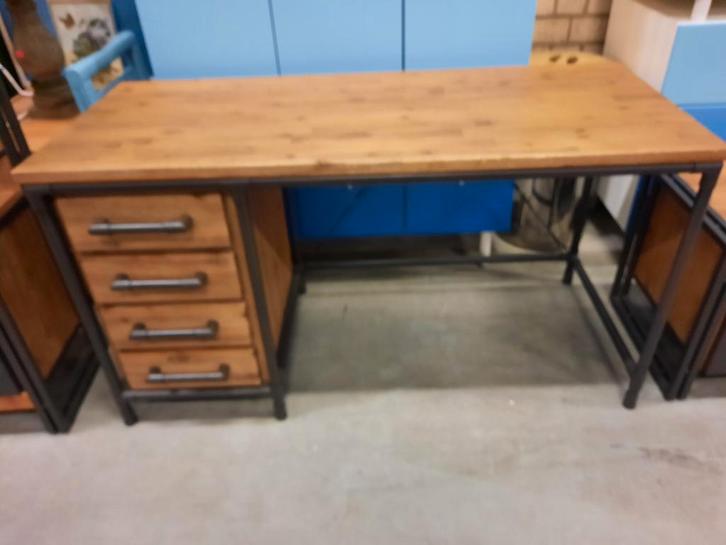 Robuust bureau met antraciet metalen frame en 4 laden, Huis en Inrichting, Bureaus, Gebruikt, Bureau, Ophalen