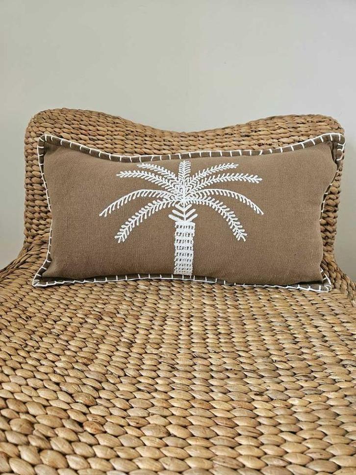 Palmboom kussenhoes uit Bali nr 10, Huis en Inrichting, Woonaccessoires | Kussens, Nieuw, Bruin, Rechthoekig, Ophalen of Verzenden