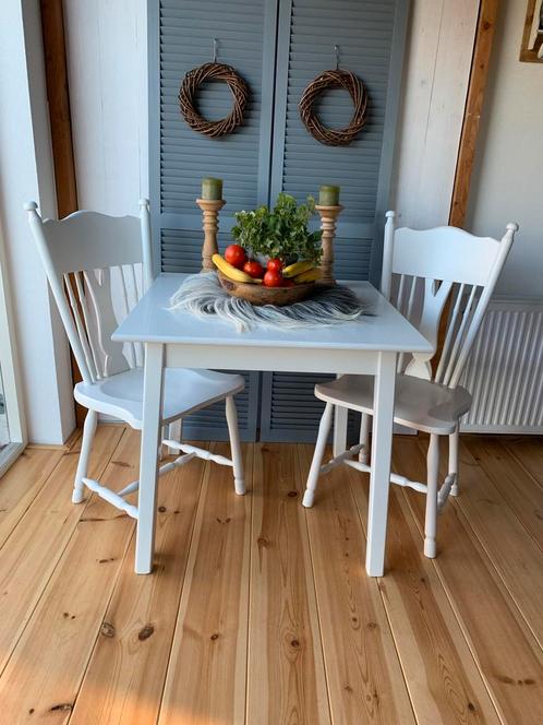 Witte houten eettafel en 2 stoelen, Huis en Inrichting, Complete eetkamers, Zo goed als nieuw, Minder dan 4 stoelen, Ophalen