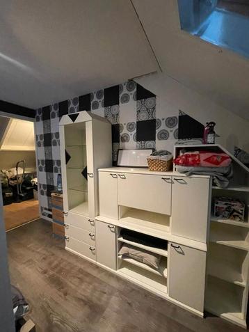 Wandkast met vitrine en barretje. Vroomshoop meubelen beschikbaar voor biedingen