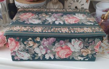 Brocante stoffen doos met rozen beschikbaar voor biedingen