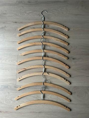 11 houten blouse/ shirt hangers