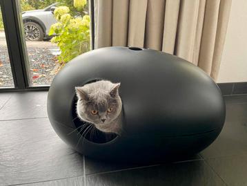 Zwarte design kattenbak Poopoopeedo van SinDesign beschikbaar voor biedingen