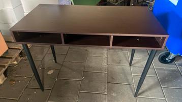 1 of 2 x Side table donker bruin met zwarte poten beschikbaar voor biedingen