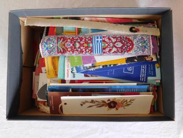 Schoenendoos vol boekenleggers allerlei, oud en nieuw, leer beschikbaar voor biedingen