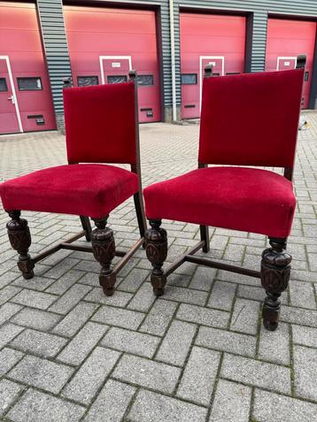 Twee Antieke Stoelen beschikbaar voor biedingen