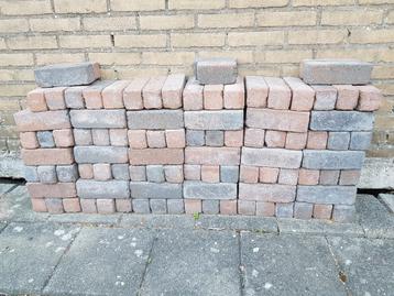 Restpartijtje trommelstenen en tegels voor in de tuin. beschikbaar voor biedingen