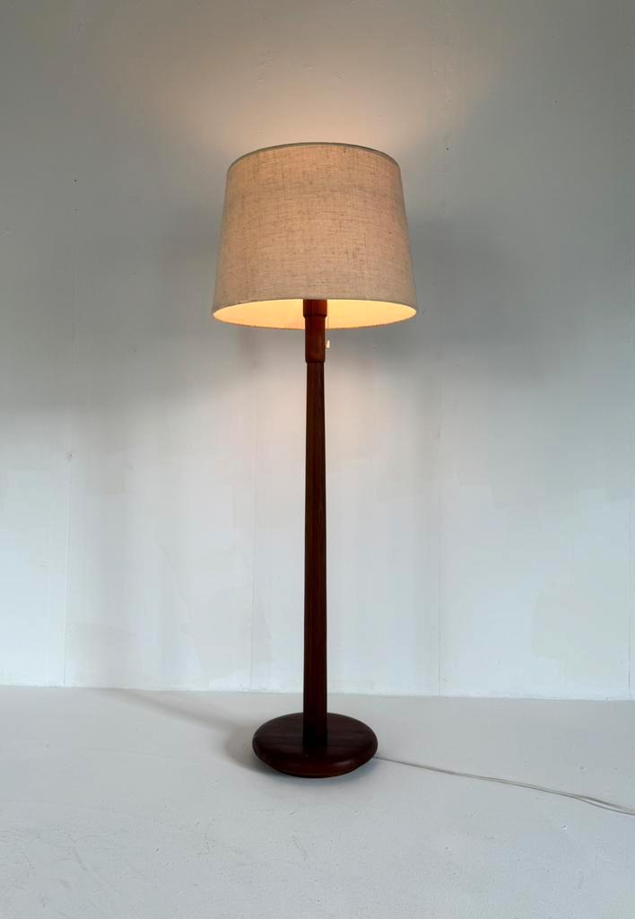 Vintage teakhouten vloerlamp, Domus ‘70, Huis en Inrichting, Lampen | Vloerlampen, Zo goed als nieuw, 150 tot 200 cm, Glas, Hout
