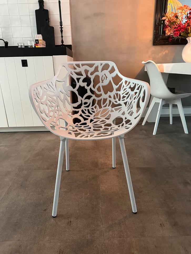 2 Witte Magnolia Design Stoelen met Armleuning, Huis en Inrichting, Stoelen, Gebruikt, Twee, Kunststof, Wit, Ophalen