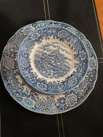Gebakset 13 delig "English Village"Salem China &Co. beschikbaar voor biedingen