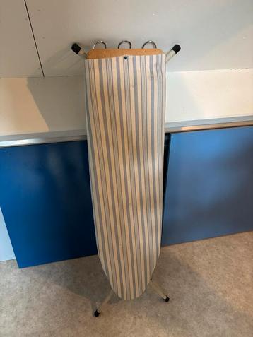Strijkplank met uitschuifbare steun beschikbaar voor biedingen