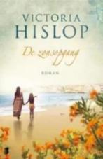 Victoria Hislop - DE ZONSOPGANG / in zeer goede staat CYPRUS, Boeken, Ophalen of Verzenden, Zo goed als nieuw, Nederland
