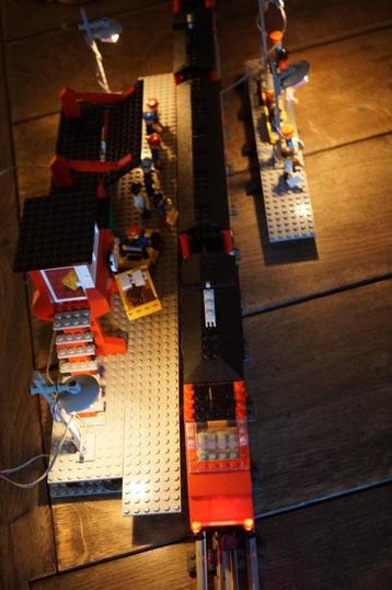 Prachtige 12 volt Lego trein set 7745 en 7824 met verlichtin beschikbaar voor biedingen