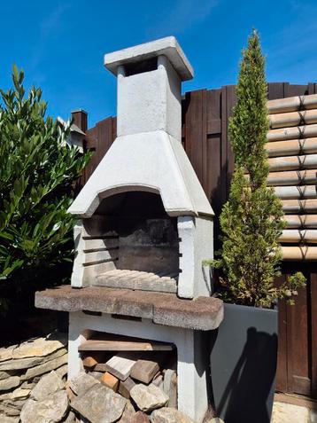 Gratis Tuinbarbecue, steen. Compleet. Is gedemonteerd  beschikbaar voor biedingen