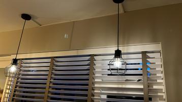 2x Zwarte Hanglampen incl. Lichtbron beschikbaar voor biedingen