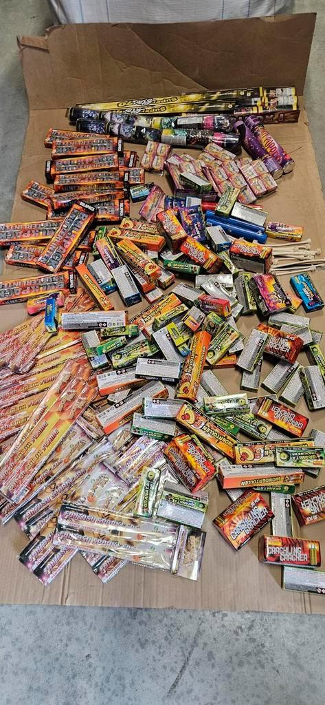 cat 1 vuurwerk opruiming ,laatste 185  verpakkingen€300, Hobby en Vrije tijd, Feestartikelen, Nieuw, Feestartikel, Kerst of Sinterklaas