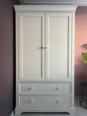 Kledingkast beschikbaar voor biedingen