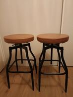 Twee barkrukken 'Spider' Leen Bakker - Cognacbruin, Ophalen, In hoogte verstelbaar, 60 tot 90 cm, Zo goed als nieuw