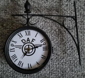 Dubbelzijdige DAF stationsklok
33 x 33cm beschikbaar voor biedingen