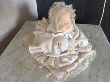 porseleinen baby met opwindbare muziekdoos beschikbaar voor biedingen