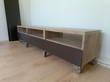 Ikea TV meubel op wielen, zo goed als nieuw