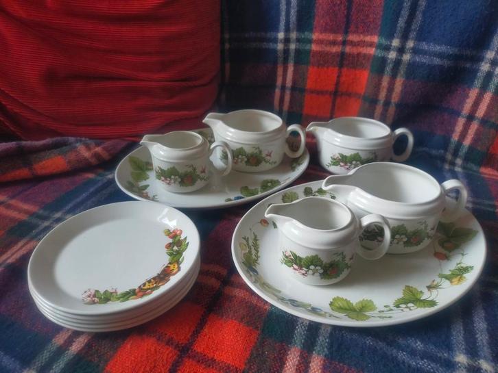 Marjolein Bastin serveerschalen, kleine bordjes en schenkkan, Antiek en Kunst, Antiek | Servies los, Ophalen