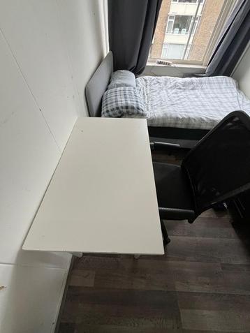 Bureau inclusief bureaustoel/ Desk including chair. beschikbaar voor biedingen