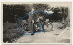 Gillet Herstal motor in tuin foto, Foto, Ophalen of Verzenden, Zo goed als nieuw, Voor 1940