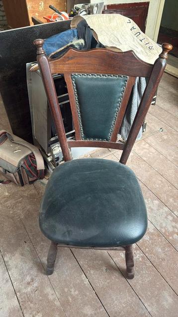 Z gratis afhalen 5 eiken stoelen 4x zelfde 1x defect beschikbaar voor biedingen